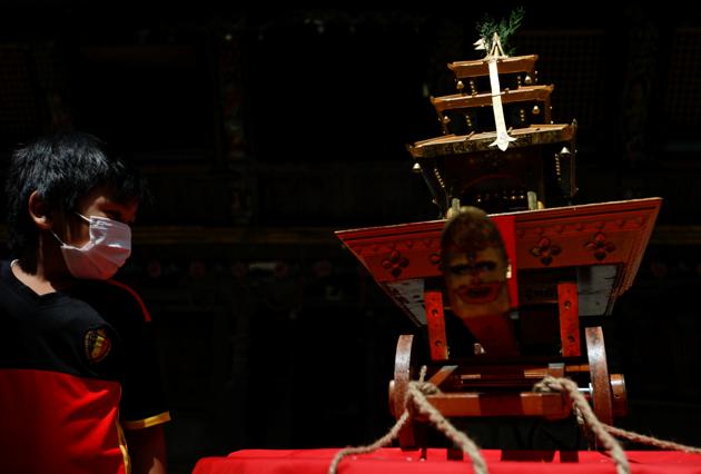 A boy wearing a face mask looks towards the miniature chariot of the Living Goddess Kumari kept on display during the annual festival of Indra Jatra which is cancelled due to the spread of the coronavirus disease (COVID-19) in Kathmandu, Nepal September 2, 2020. (REUTERS) A boy wearing a face mask looks towards the miniature chariot of the Living Goddess Kumari kept on display during the annual festival of Indra Jatra which is cancelled due to the spread of the coronavirus disease (COVID-19) in Kathmandu, Nepal September 2, 2020. (REUTERS)