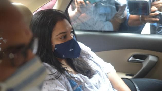 Sushant Singh Rajput's former manager, Shruti Modi arrives at DRDO guest house, Santacruz in Mumbai, India. (HT Photo) Sushant Singh Rajput's former manager, Shruti Modi arrives at DRDO guest house, Santacruz in Mumbai, India. (HT Photo)