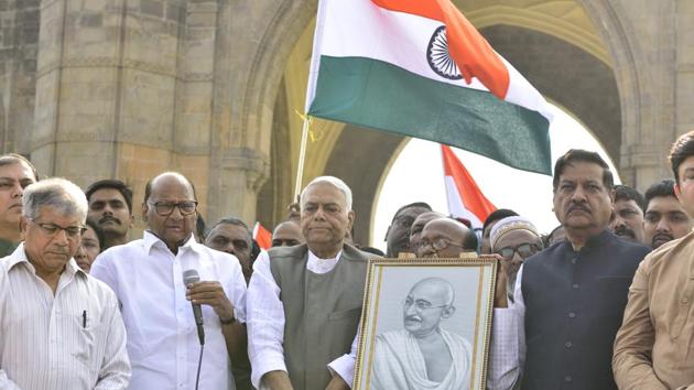 Former Union finance minister Yashwant Sinha is hoping to create a credible third front comprised of ‘clean’ politicians from Bihar.(Satish Bate/HT Photo/File/Representative) Former Union finance minister Yashwant Sinha is hoping to create a credible third front comprised of ‘clean’ politicians from Bihar.(Satish Bate/HT Photo/File/Representative)