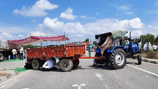 Protesters from Jhajjar’s Dighal village blocking the highway connecting Rohtak and Rewari on Wednesday.(Manoj Dhaka/HT)