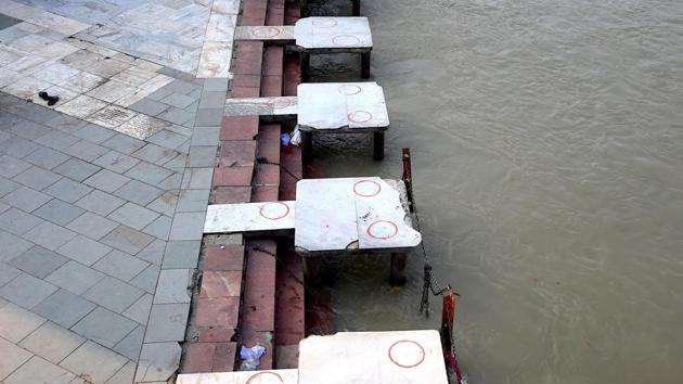 Marked circles to maintain social distancing at Har Ki Pauri ghat on the banks of Ganga, at Haridwar in Uttarakhand.(AFP) Marked circles to maintain social distancing at Har Ki Pauri ghat on the banks of Ganga, at Haridwar in Uttarakhand.(AFP)