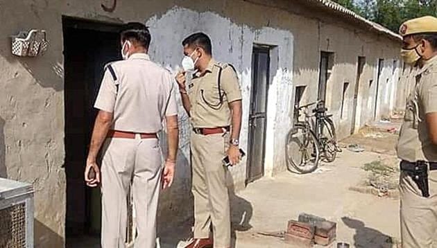 Police at the crime spot in Mahendergarh’s Narnaul town on Wednesday.(Manoj Dhaka/HT)