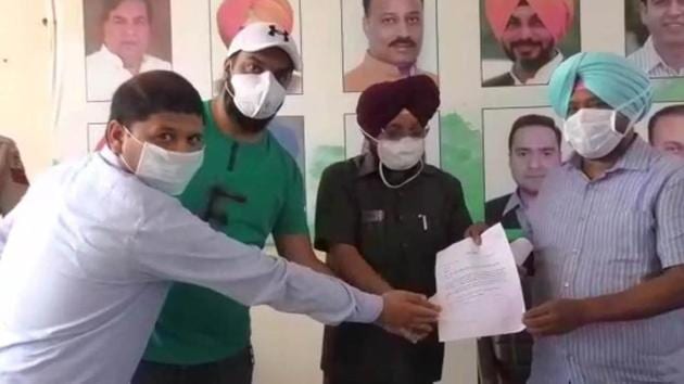 Members of hotel and resorts association of Pakhowal Road submitting a memorandum to MLA Kuldeep Vaid in Ludhiana on Thursday.(HT Photo) Members of hotel and resorts association of Pakhowal Road submitting a memorandum to MLA Kuldeep Vaid in Ludhiana on Thursday.(HT Photo)