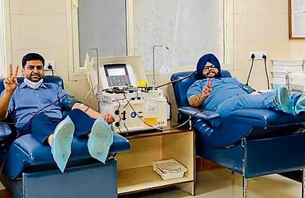 Two of the doctors who donated plasma at DMCH in Ludhiana on Thursday. (HT PHOTO) Two of the doctors who donated plasma at DMCH in Ludhiana on Thursday. (HT PHOTO)