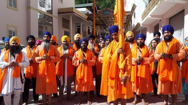 Pilgrims and Sikh religious leaders on way to Gurudwara Shri Hemkund Sahib (HT Photo/Raajiv Kala) Pilgrims and Sikh religious leaders on way to Gurudwara Shri Hemkund Sahib (HT Photo/Raajiv Kala)