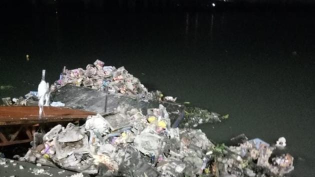 Muse Foundation, the group, first came to know about the practice in 2019 when it received a response under the Right to Information (RTI) Act from the corporation that they had been collecting Ganesh idols at 19 artificial ponds and dumping them at Thane Creek.(HT Photo)