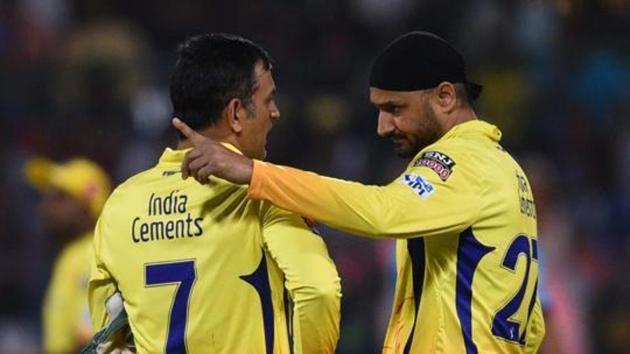 Chennai Super Kings M S Dhoni and Harbhajan Singh in action (File photo)(Vipin Kumar/HT PHOTO)