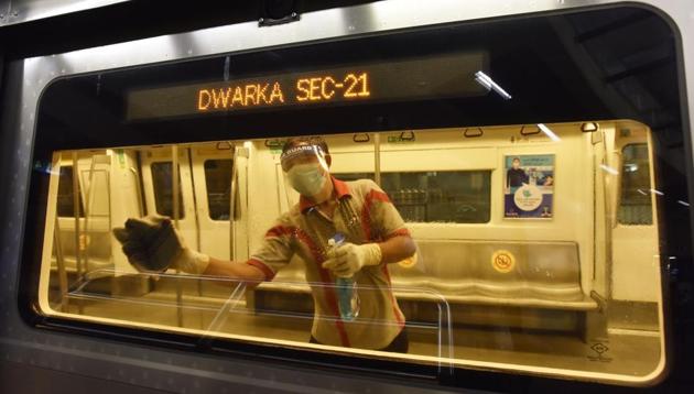 Union Ministry for Housing and Urban Affairs Hardeep Puri on Wednesday had said instructions have been given not to stop trains at those stations, where Metro rail passengers are seen violating social distancing norms.(Sanjeev Verma/HT Photo)