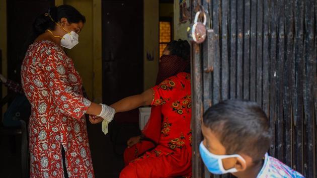 A health worker draws a sample during the third serological survey in New Delhi on September 3. Delhi, the only region in the country that had reported a turnaround with performance improving on positivity rate, growth rate of daily cases, and tests per million residents, at the beginning of August, has seen performance drop in two of these parameters – it has seen a significant resurgence of daily cases coupled with a rise in positivity rate. (Amal KS / HT Photo) A health worker draws a sample during the third serological survey in New Delhi on September 3. Delhi, the only region in the country that had reported a turnaround with performance improving on positivity rate, growth rate of daily cases, and tests per million residents, at the beginning of August, has seen performance drop in two of these parameters – it has seen a significant resurgence of daily cases coupled with a rise in positivity rate. (Amal KS / HT Photo)