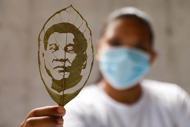 Filipino artist Mary Mae Dacanay shows a portrait of Philippine President Rodrigo Duterte she made out of a leaf, in her home in Binan, Laguna, Philippines, September 1, 2020. Picture taken September 1, 2020. REUTERS/Eloisa Lopez (REUTERS) Filipino artist Mary Mae Dacanay shows a portrait of Philippine President Rodrigo Duterte she made out of a leaf, in her home in Binan, Laguna, Philippines, September 1, 2020. Picture taken September 1, 2020. REUTERS/Eloisa Lopez (REUTERS)