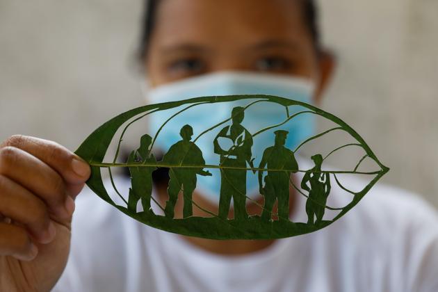 Filipino artist Mary Mae Dacanay shows one of her leaf artworks, a tribute to COVID-19 front liners, in her home in Binan, Laguna, Philippines, September 1, 2020. Picture taken September 1, 2020. REUTERS/Eloisa Lopez (REUTERS) Filipino artist Mary Mae Dacanay shows one of her leaf artworks, a tribute to COVID-19 front liners, in her home in Binan, Laguna, Philippines, September 1, 2020. Picture taken September 1, 2020. REUTERS/Eloisa Lopez (REUTERS)