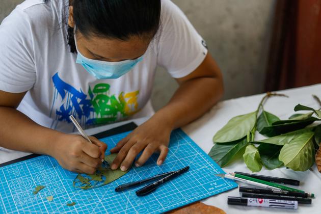 Filipino artist Mary Mae Dacanay, who lost her job due to the coronavirus disease (COVID-19) outbreak, makes portraits and illustrations out of leaves as a new source of income, in her home in Binan, Laguna, Philippines, September 1, 2020. Picture taken September 1, 2020. REUTERS/Eloisa Lopez (REUTERS) Filipino artist Mary Mae Dacanay, who lost her job due to the coronavirus disease (COVID-19) outbreak, makes portraits and illustrations out of leaves as a new source of income, in her home in Binan, Laguna, Philippines, September 1, 2020. Picture taken September 1, 2020. REUTERS/Eloisa Lopez (REUTERS)
