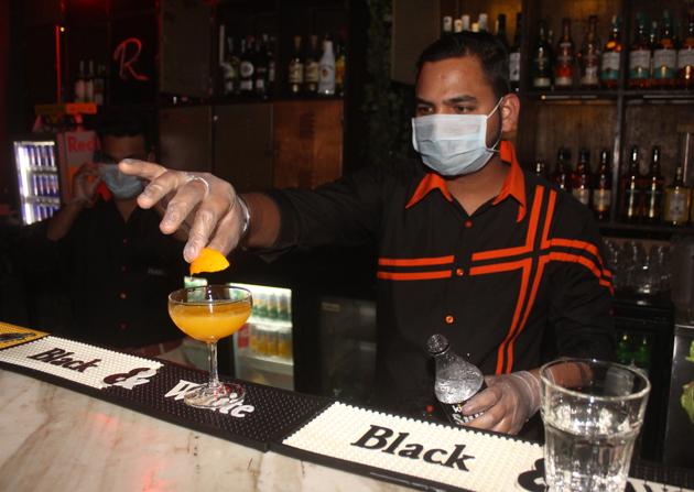 Servers and staff have to wear protective masks as per the guidelines issued while allowing reopening of bars in Delhi.(Yogendra Kumar/HT PHOTO (For representational purposes only)) Servers and staff have to wear protective masks as per the guidelines issued while allowing reopening of bars in Delhi.(Yogendra Kumar/HT PHOTO (For representational purposes only))