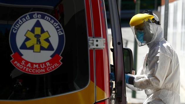 Since most of new recent infections have been tied to gatherings in private homes, the regional government on Friday extended to indoor meetings a ban on outdoor gatherings of more than 10 people. (Reuters Photo) Since most of new recent infections have been tied to gatherings in private homes, the regional government on Friday extended to indoor meetings a ban on outdoor gatherings of more than 10 people. (Reuters Photo)
