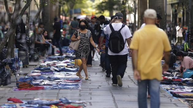People walk between street vendors selling their goods in Rio de Janeiro's downtown area on September 1. Many Brazilian cities are currently studying how and when to reopen schools. Bars, restaurants, gyms and churches have already reopened, albeit with strict social distancing rules. (Ricardo Moraes / REUTERS) People walk between street vendors selling their goods in Rio de Janeiro's downtown area on September 1. Many Brazilian cities are currently studying how and when to reopen schools. Bars, restaurants, gyms and churches have already reopened, albeit with strict social distancing rules. (Ricardo Moraes / REUTERS)