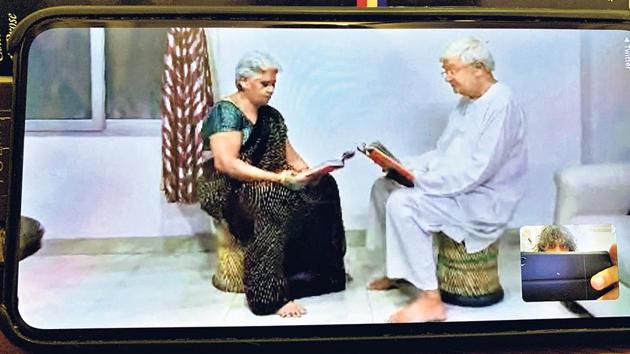 Kshetra Pal and his wife, Pushpa, hold Ramayan Paath virtually.(Mayank Austen Soofi)