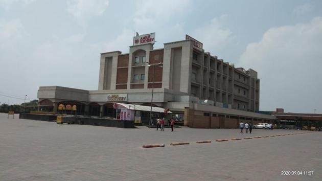 A deserted Amrik Sukhdev dhaba in Murthal on the Delhi-Chandigarh highway after 71 of its employees tested positive for Covid-19 on Friday.(HT photo)