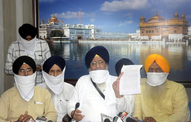 SGPC president Gobind Singh Longowal (centre) addressing a press conference after the executive committee meeting in Amritsar on Saturday. (Sameer Sehgal/HT) SGPC president Gobind Singh Longowal (centre) addressing a press conference after the executive committee meeting in Amritsar on Saturday. (Sameer Sehgal/HT)