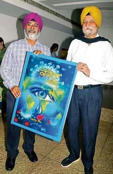 Ranjodh Singh (left) and Sardara Singh Johl at the release of the former’s book ‘Corona Story’ at Ramgarhia College for Girls in Ludhiana on Saturday. (HT Photo) Ranjodh Singh (left) and Sardara Singh Johl at the release of the former’s book ‘Corona Story’ at Ramgarhia College for Girls in Ludhiana on Saturday. (HT Photo)