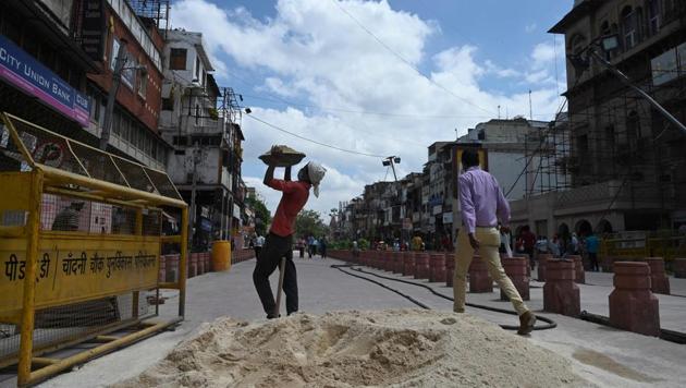 A labourer working in a construction site prepares to carry sand along a street in New Delhi on August 31, 2020.(AFP photo)