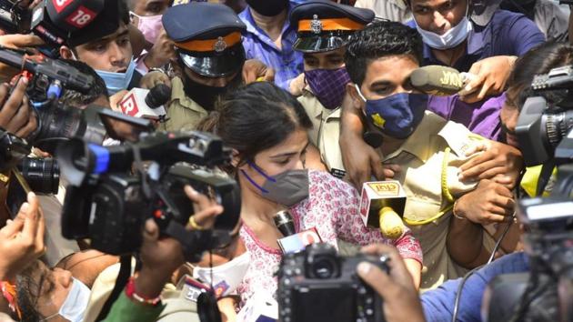 Rhea Chakraborty reached the NCB office on Sunday.(Anshuman Poyrekar/HT Photo)