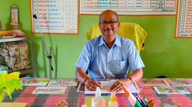 Akhileshwar Pathak’s effort has been recognised by the ministry of education and National Teachers’ Award was conferred upon him on Saturday. (HT) Akhileshwar Pathak’s effort has been recognised by the ministry of education and National Teachers’ Award was conferred upon him on Saturday. (HT)