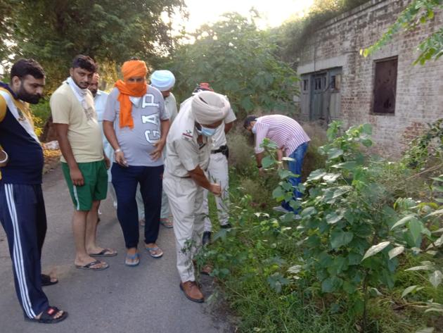 Police look for clues in Bathinda’s Thandi Sadak area after Youth Akali Dal worker Sukhman Preet Singh Sandhu was shot dead on Saturday night.(HT Photo)