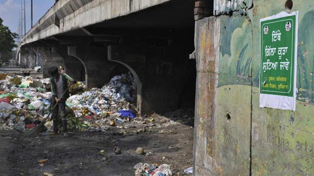 Awareness posters displayed near the garbage dump at Model Town in Ludhiana on Sunday. (Harsimar Pal Singh /HT) Awareness posters displayed near the garbage dump at Model Town in Ludhiana on Sunday. (Harsimar Pal Singh /HT)
