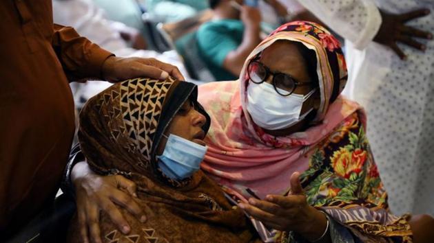 Relatives of victims mourn at a hospital, after a gas pipeline blast at a mosque in Narayanganj, near Dhaka, Bangladesh, September 5, 2020. (Reuters Photo) Relatives of victims mourn at a hospital, after a gas pipeline blast at a mosque in Narayanganj, near Dhaka, Bangladesh, September 5, 2020. (Reuters Photo)