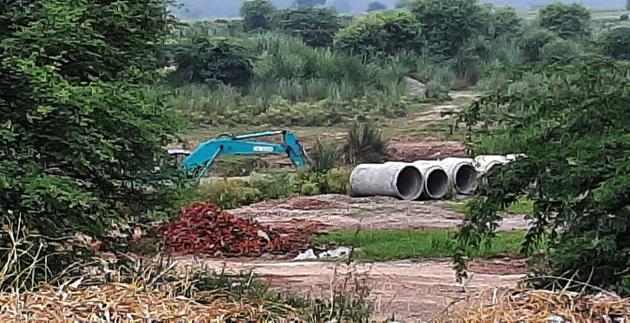 Sand being illegally mined in the Ghaggar river area near Kakrali village in Kharar, Mohali.(HT Photo)