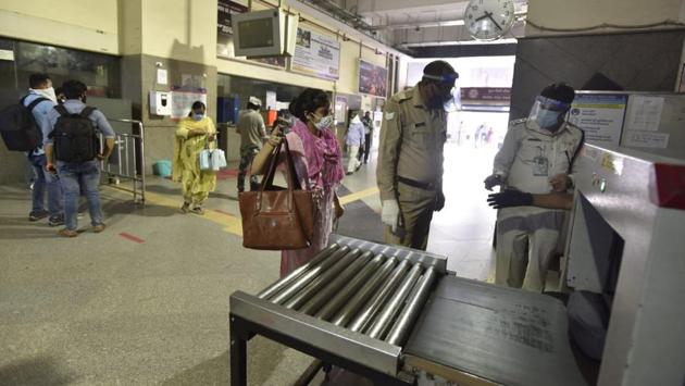 Passengers at baggage screening point at the metro station. (Sanjeev Verma/HT)