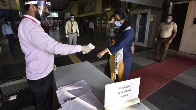 Passengers at Thermal Screening Point set up at the metro stations. (Sanjeev Verma/HT)