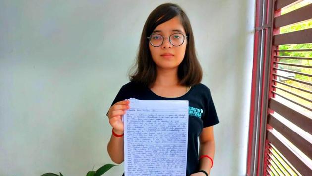 Climate change activist Ridhima Pandey with her handwritten letter to Prime Minister Narendra Modi.(HT photo)