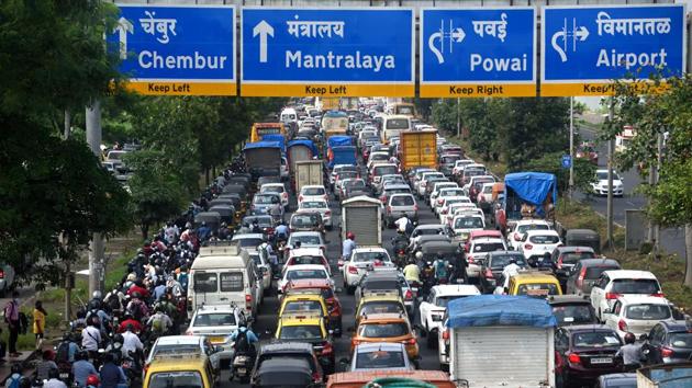 Traffic snarl on the Eastern Express highway in Mumbai on September 2. A day after Maharashtra went past 900,000 Covid-19 cases, the active caseload of the state stood at 236,934, which is more than a fourth of the total (882,542) across the country, HT reported. (Satish Bate / HT Photo)