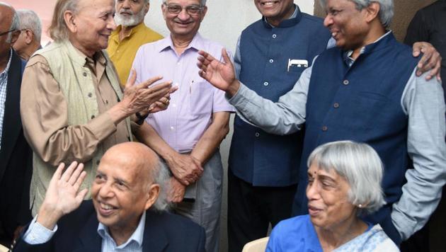 (Sitting in front) Govind Swarup with his wife on his 90th birthday in Pune on March 21, 2019.(Pratham Gokhale/HT Photo)