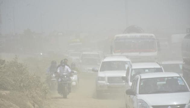 Vehicular traffic raises dust along NH9, in Ghaziabad on August 26.(Sakib Ali /Hindustan Times)