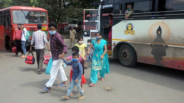 A family heads towards Swargate Bus stand after disembarking from a bus in Pune on September 4. The total number of recovered patients touched 659,322, on September 8 translating into a recovery rate of 71.38%. The national recovery rate is (77.31%). (HT Photo)