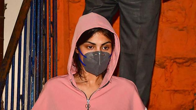 Rhea Chakraborty leaves Bandra police station after being questioned in connection with late actor Sushant Singh Rajput's death.(PTI)
