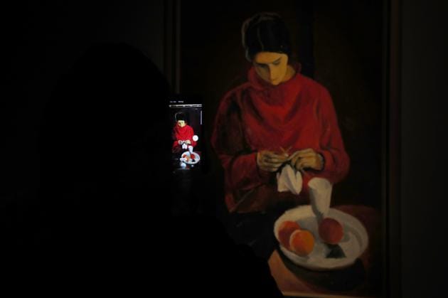 A journalist takes a photo with his mobile phone of a painting by Moise Kisling during the "El Paris de Modigliani y sus Contemporáneos" or The Paris of Modigliani and his contemporaries exhibit at the Palacio de Bellas Artes in Mexico City, Monday, Sept. 7, 2020. (AP) A journalist takes a photo with his mobile phone of a painting by Moise Kisling during the "El Paris de Modigliani y sus Contemporáneos" or The Paris of Modigliani and his contemporaries exhibit at the Palacio de Bellas Artes in Mexico City, Monday, Sept. 7, 2020. (AP)