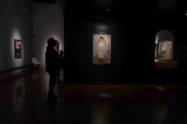 A journalist observes a painting by Amedeo Modigliani during the "El Paris de Modigliani y sus Contemporáneos" or The Paris of Modigliani and his contemporaries exhibit at the Palacio de Bellas Artes in Mexico City, Monday, Sept. 7, 2020. (AP) A journalist observes a painting by Amedeo Modigliani during the "El Paris de Modigliani y sus Contemporáneos" or The Paris of Modigliani and his contemporaries exhibit at the Palacio de Bellas Artes in Mexico City, Monday, Sept. 7, 2020. (AP)