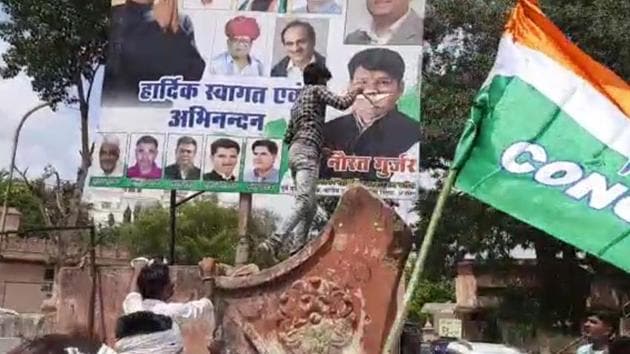 A leader on condition of anonymity said that some people first tried to enter inside the meeting and when denied shouted slogans against Raghu Sharma and tore posters. (HT Photo ) A leader on condition of anonymity said that some people first tried to enter inside the meeting and when denied shouted slogans against Raghu Sharma and tore posters. (HT Photo )