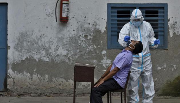 New Delhi, India - August 07, 2020: A health worker in PPE coveralls collects a nasal swab sample from a man to test for coronavirus infection, at Ramjas School, in Daryaganj, New Delhi, India, on Friday, August 07, 2020. (Photo by Biplov Bhuyan/ Hindustan Times)(Biplov Bhuyan/HT PHOTO) New Delhi, India - August 07, 2020: A health worker in PPE coveralls collects a nasal swab sample from a man to test for coronavirus infection, at Ramjas School, in Daryaganj, New Delhi, India, on Friday, August 07, 2020. (Photo by Biplov Bhuyan/ Hindustan Times)(Biplov Bhuyan/HT PHOTO)