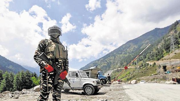 A Central Reserve Police Force (CRPF) personnel stands guard at a checkpoint along a highway leading to Ladakh, Ganderbal, Kashmir, September 2, 2020(REUTERS)