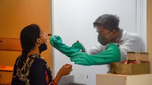 A health worker collects a swab sample at SNDT college in Pune, India, on Tuesday, September 8, 2020.(Sanket Wankhade/HT)