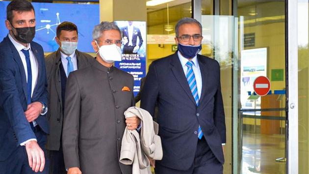 External affairs minister S Jaishankar is greeted by senior officers from Russian foreign ministry upon his arrival in Moscow on Wednesday. (PTI) External affairs minister S Jaishankar is greeted by senior officers from Russian foreign ministry upon his arrival in Moscow on Wednesday. (PTI)
