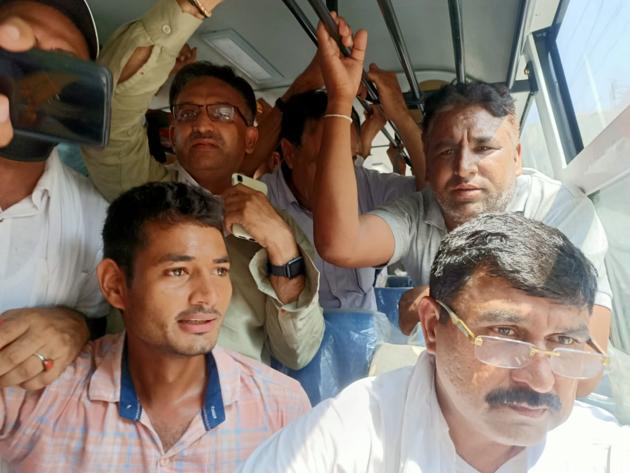 Independent Meham MLA Balraj Kundu (extreme right) and his supporters were finally allowed to proceed to Pipli near Kurukshetra, to take part in the farmers’ protest on Thursday.(HT Photo)
