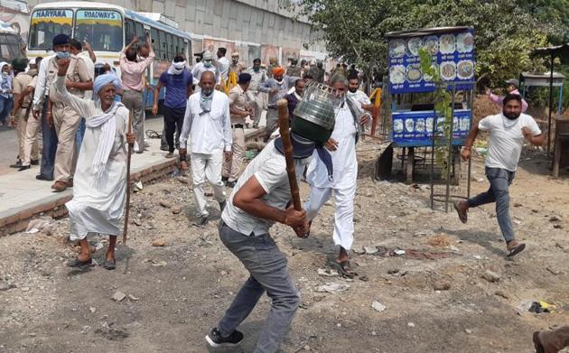 Police resorting to lathicharge on farmers at Pipli Chowk near Kurukshetra as they defied prohibitory orders to attend a protest rally called by the Bharatiya Kisan Union’s Haryana unit at the Pipli grain market on Thursday.(HT Photo)