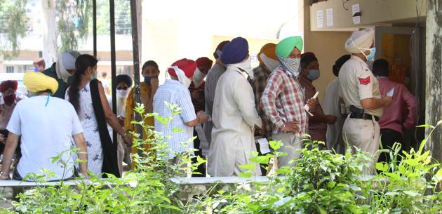 Long queues at a bill payment centre in Mohali with no special queues for senior citizens.(HT photo)