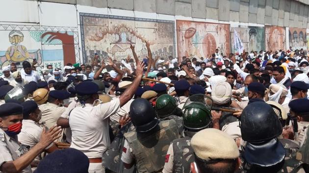 Farmers protest at NH 44 outside Kurukshetra in Haryana.(HT Photo)