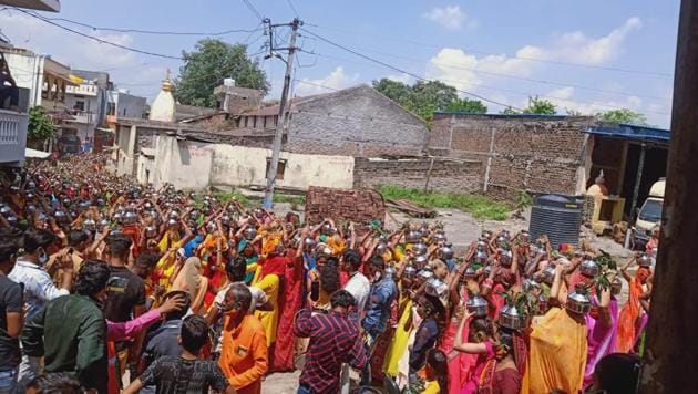 The kalash yatras drew large crowds incomplete violation of Covid-19 protocol. (HT PHOTO) The kalash yatras drew large crowds incomplete violation of Covid-19 protocol. (HT PHOTO)